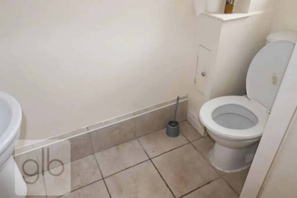 6 bedroom private hall for rent