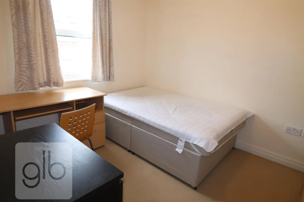 6 bedroom private hall for rent