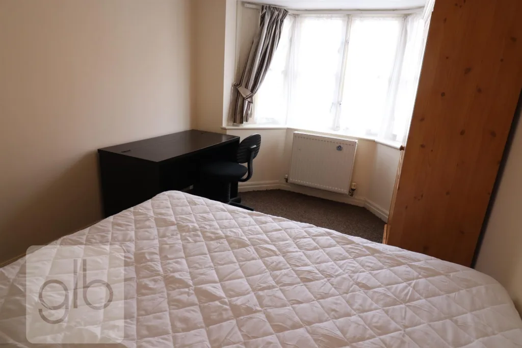 6 bedroom private hall for rent