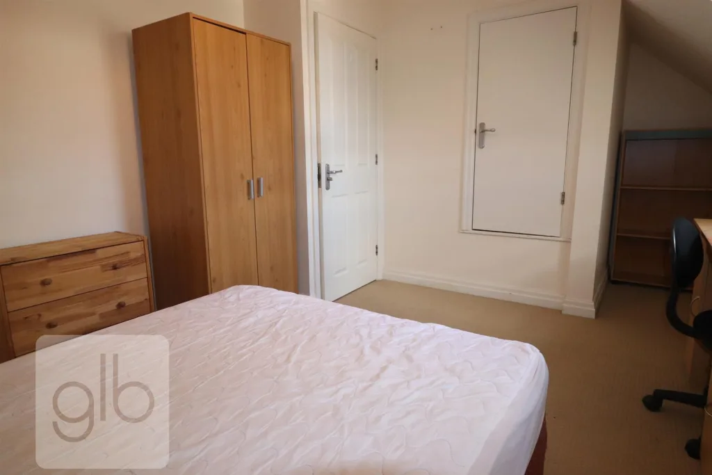 6 bedroom private hall for rent