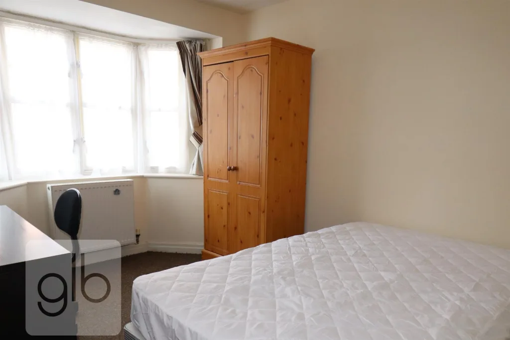 6 bedroom private hall for rent