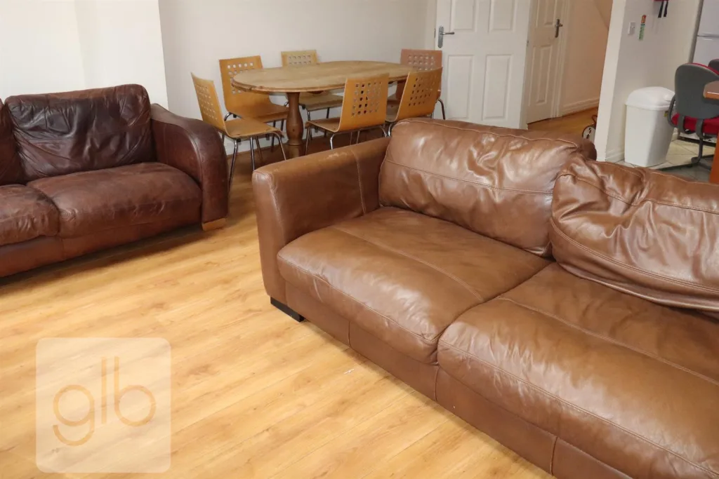 6 bedroom private hall for rent
