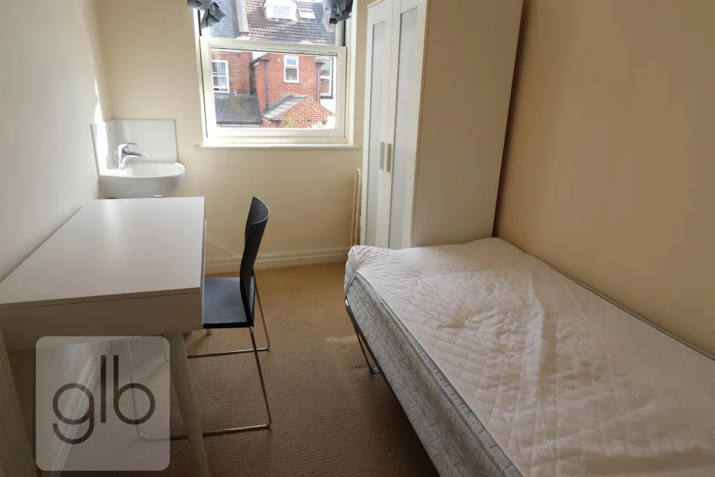 6 bedroom private hall for rent