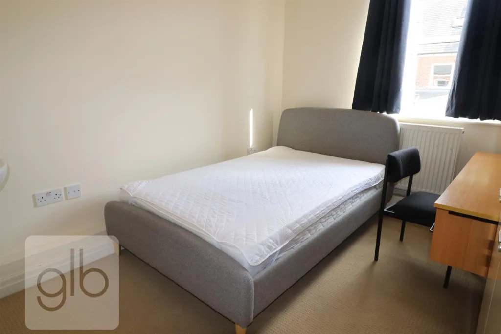 6 bedroom private hall for rent