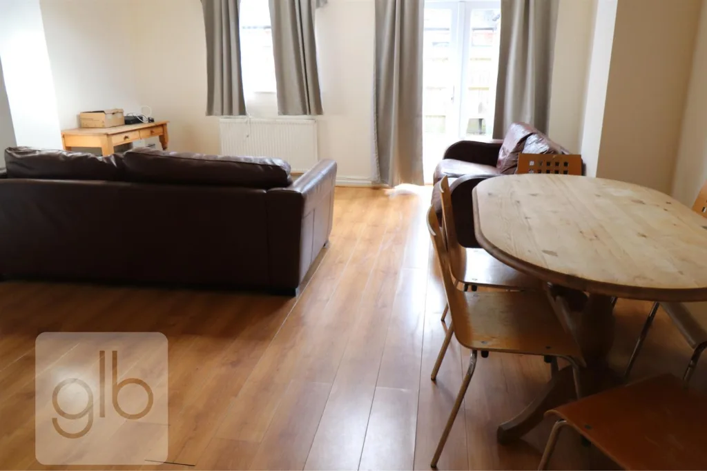 6 bedroom private hall for rent