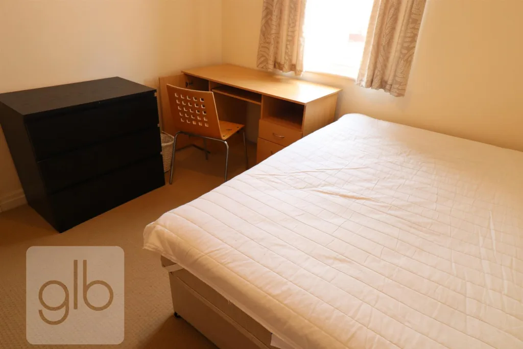 6 bedroom private hall for rent