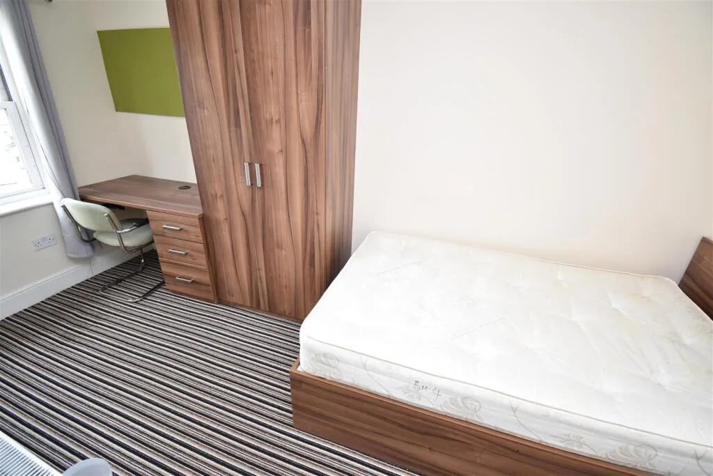 8 bedroom house for rent