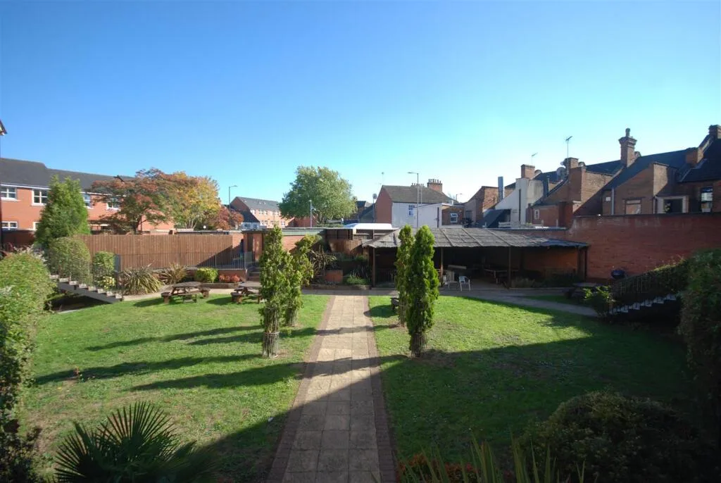 8 bedroom house for rent