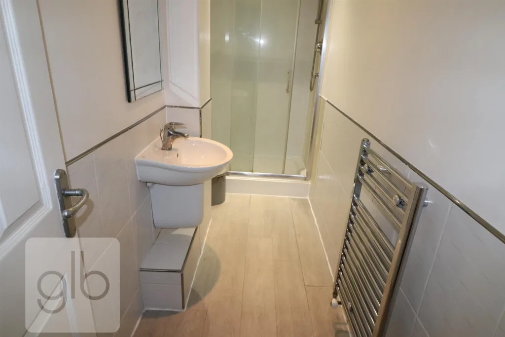 6 bedroom private hall for rent