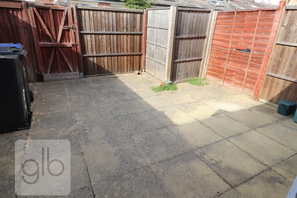 6 bedroom private hall for rent