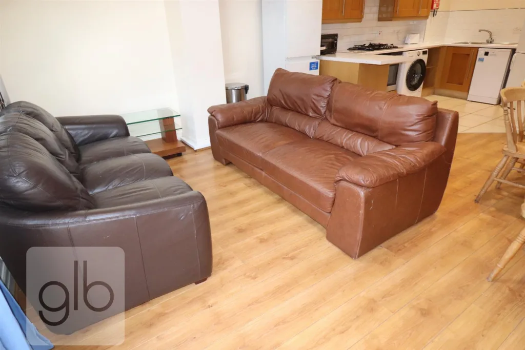 6 bedroom private hall for rent
