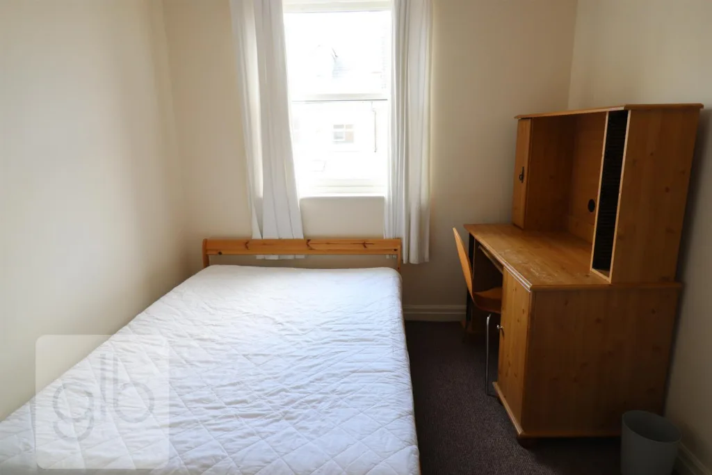 6 bedroom private hall for rent