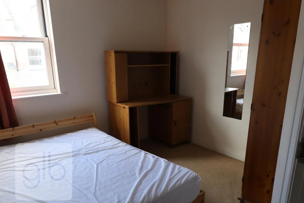 6 bedroom private hall for rent