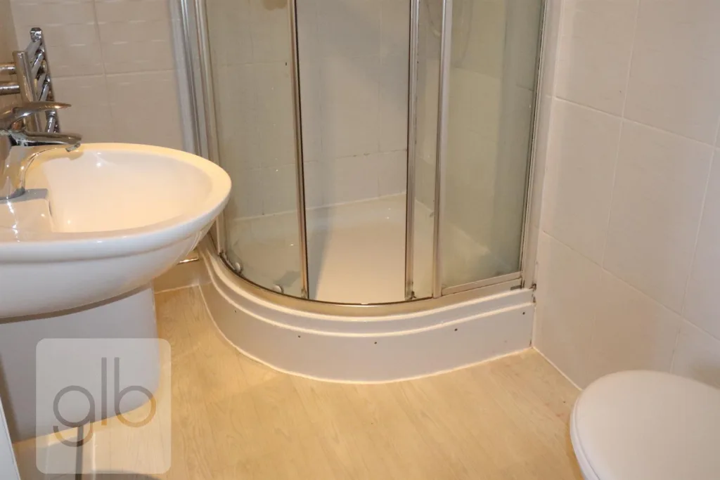 6 bedroom private hall for rent