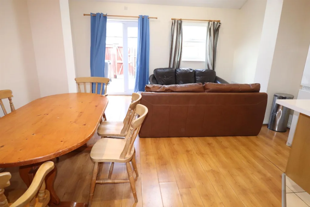6 bedroom private hall for rent