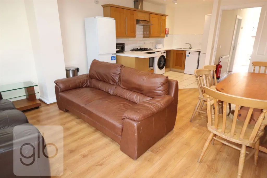 6 bedroom private hall for rent