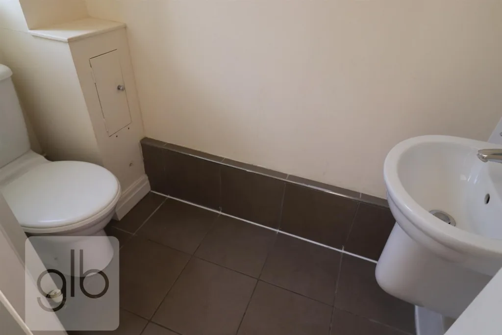 6 bedroom private hall for rent