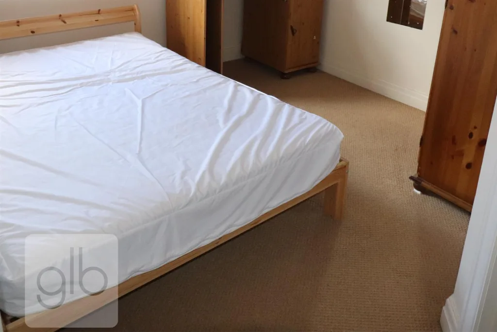 6 bedroom private hall for rent