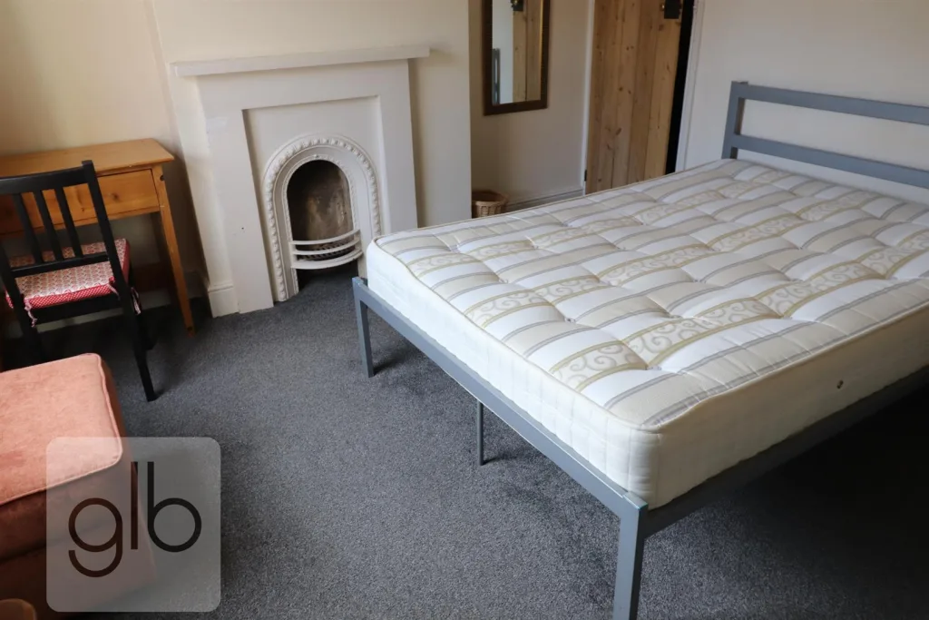 6 bedroom private hall for rent