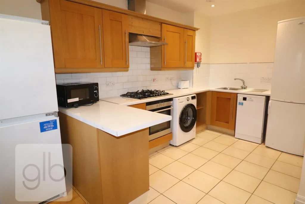 6 bedroom private hall for rent