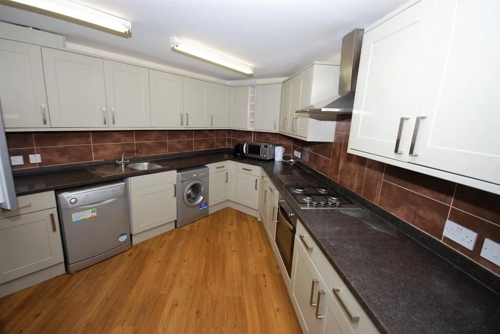 6 bedroom apartment for rent