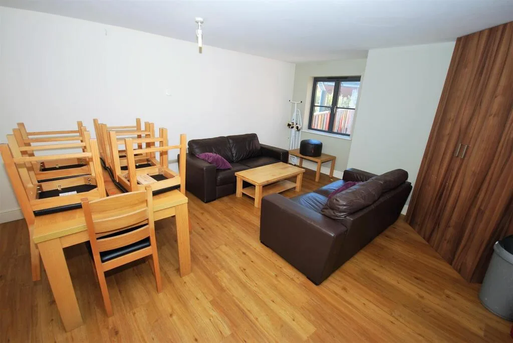 6 bedroom apartment for rent