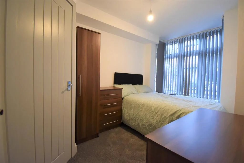 6 bedroom terraced house for rent