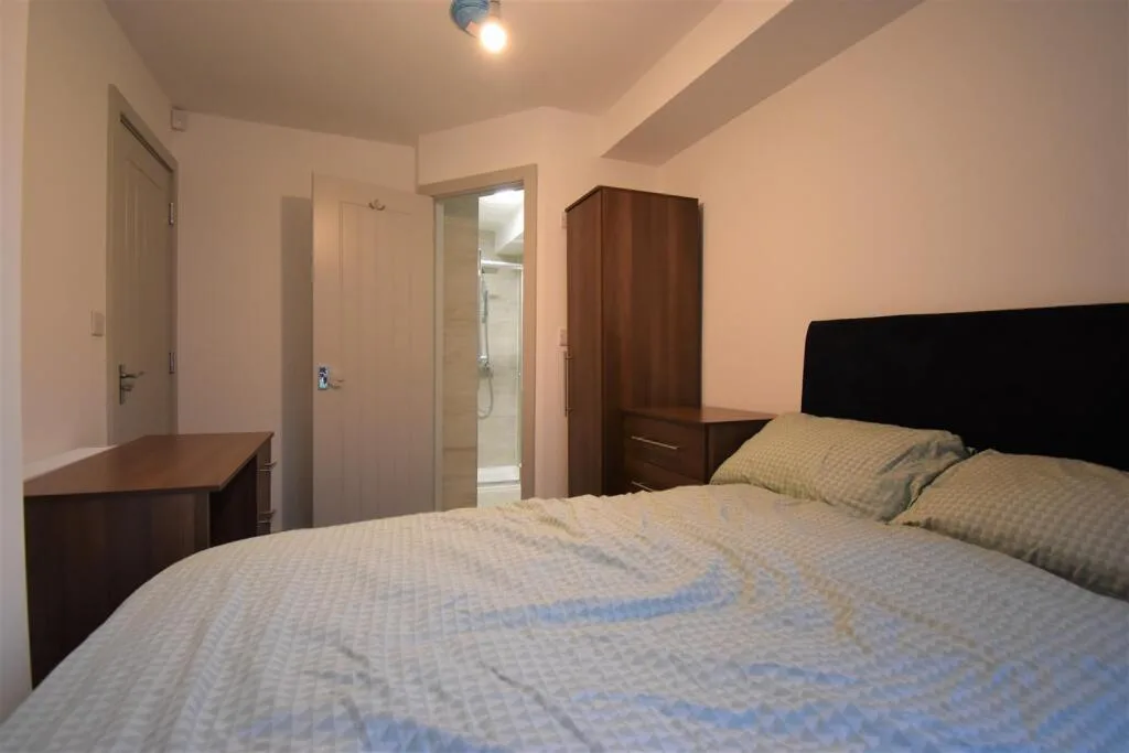 6 bedroom terraced house for rent