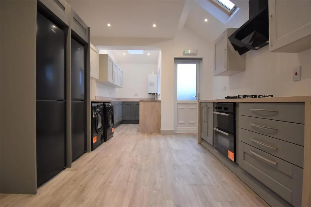 6 bedroom terraced house for rent