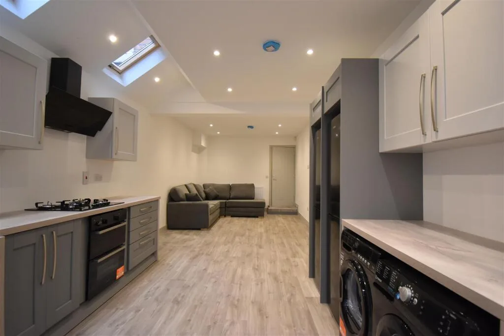 6 bedroom terraced house for rent