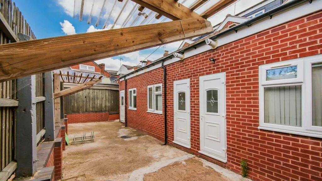 6 bedroom terraced house for rent