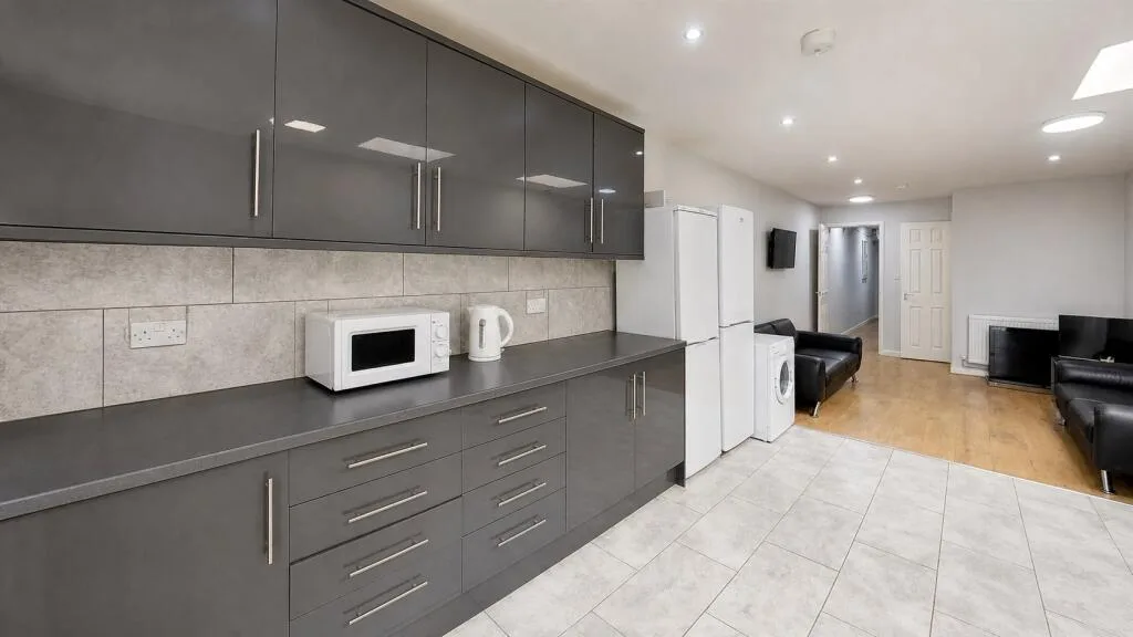 6 bedroom house for rent