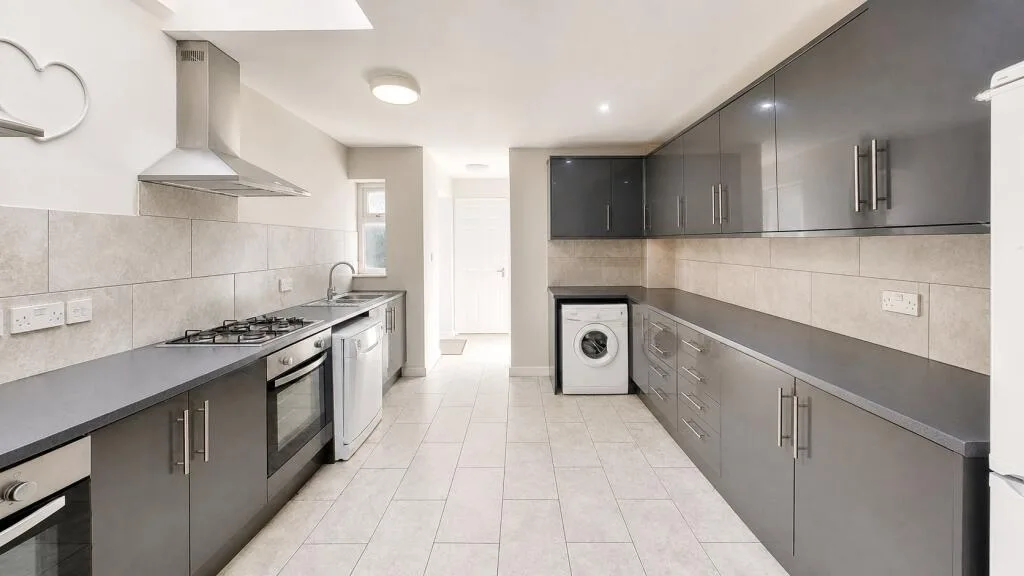 6 bedroom house for rent