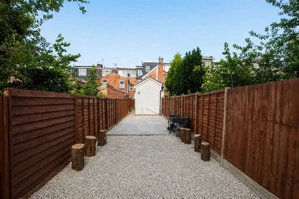 6 bedroom house for rent