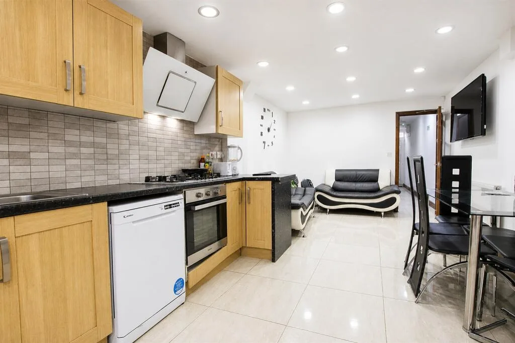 6 bedroom house for rent