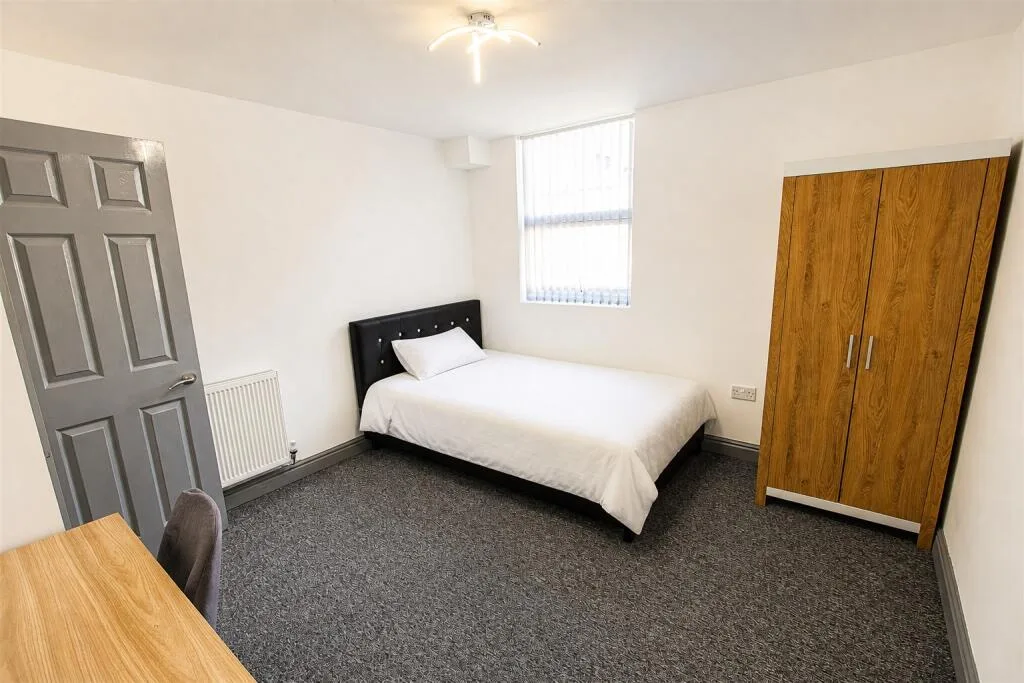 6 bedroom house for rent