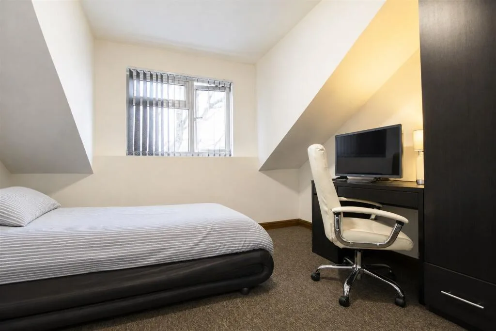 6 bedroom house for rent