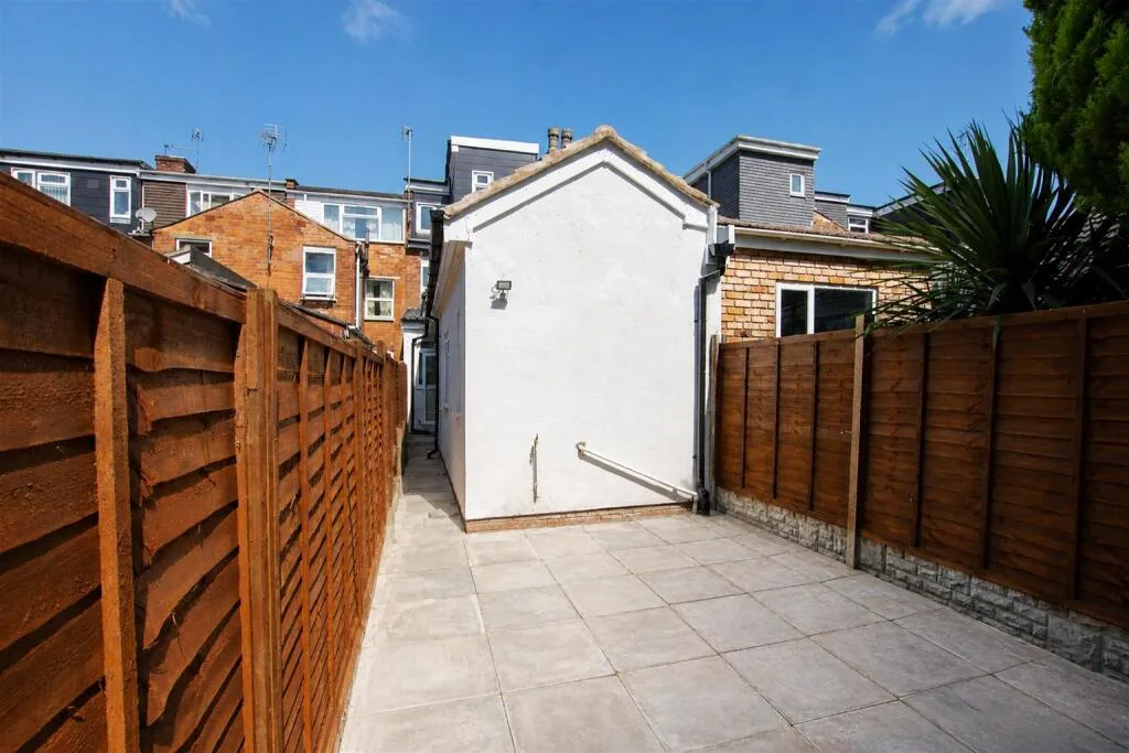 6 bedroom house for rent