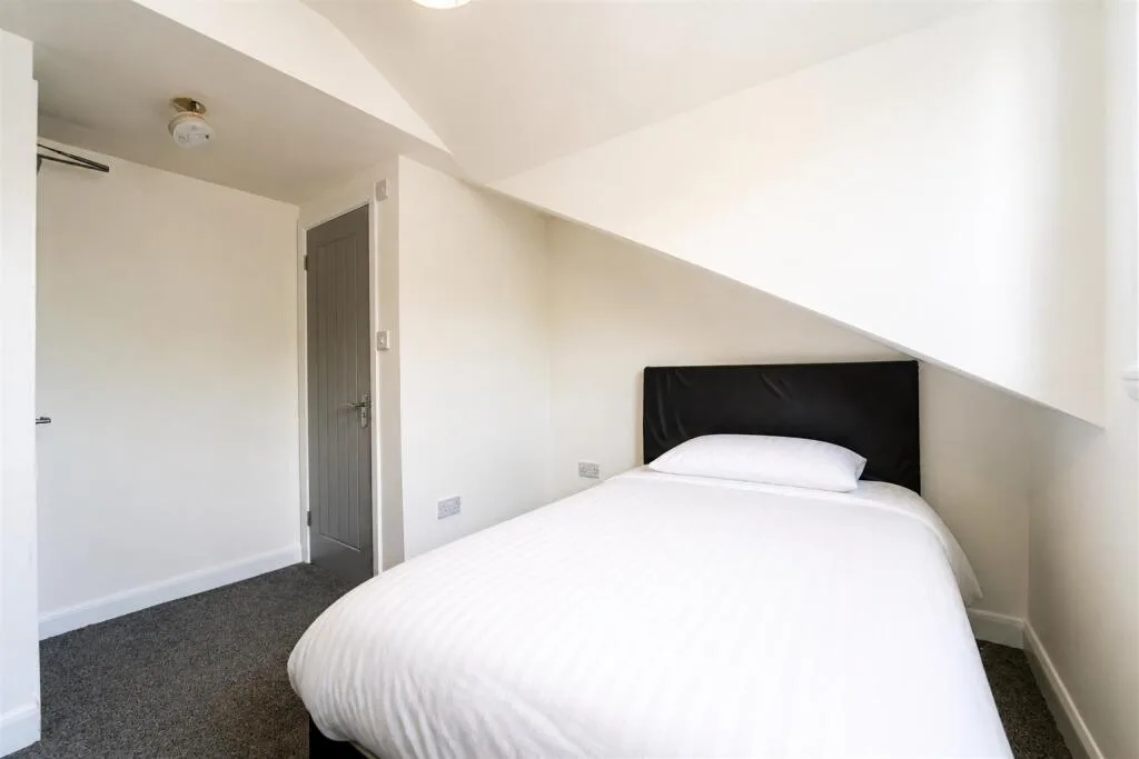 6 bedroom end of terrace house for rent
