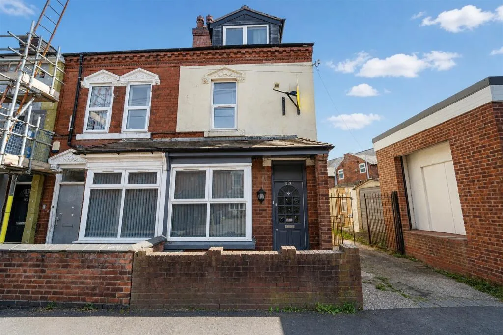 6 bedroom end of terrace house for rent