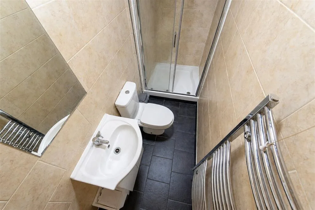 6 bedroom end of terrace house for rent