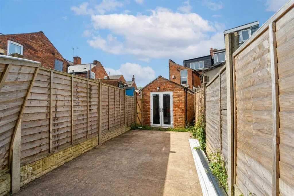 6 bedroom end of terrace house for rent