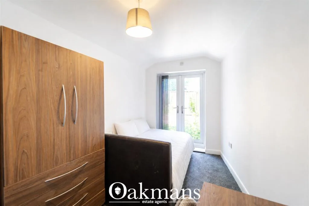 6 bedroom end of terrace house for rent