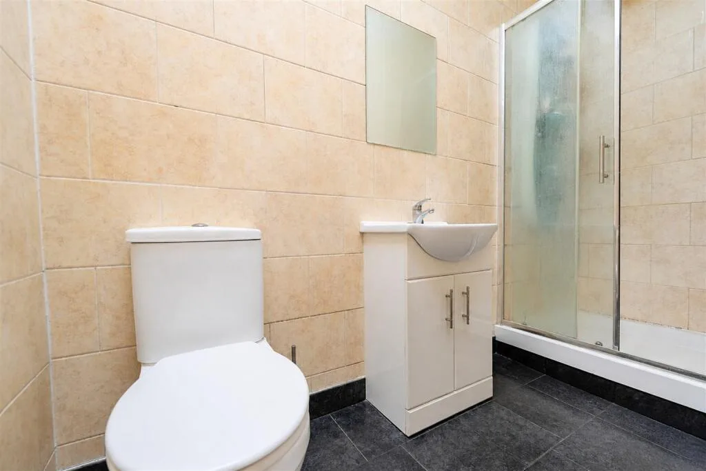 6 bedroom end of terrace house for rent