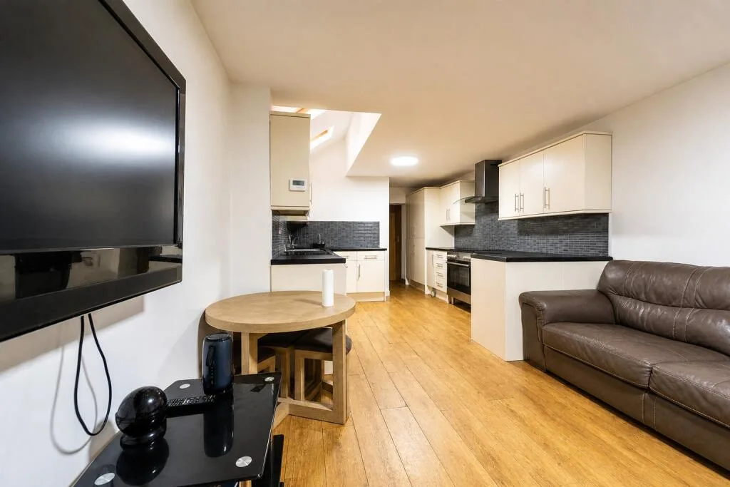 6 bedroom end of terrace house for rent