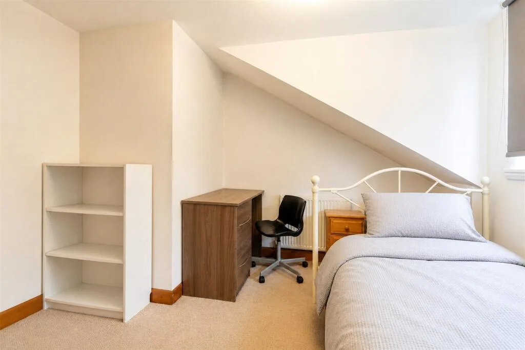 6 bedroom end of terrace house for rent