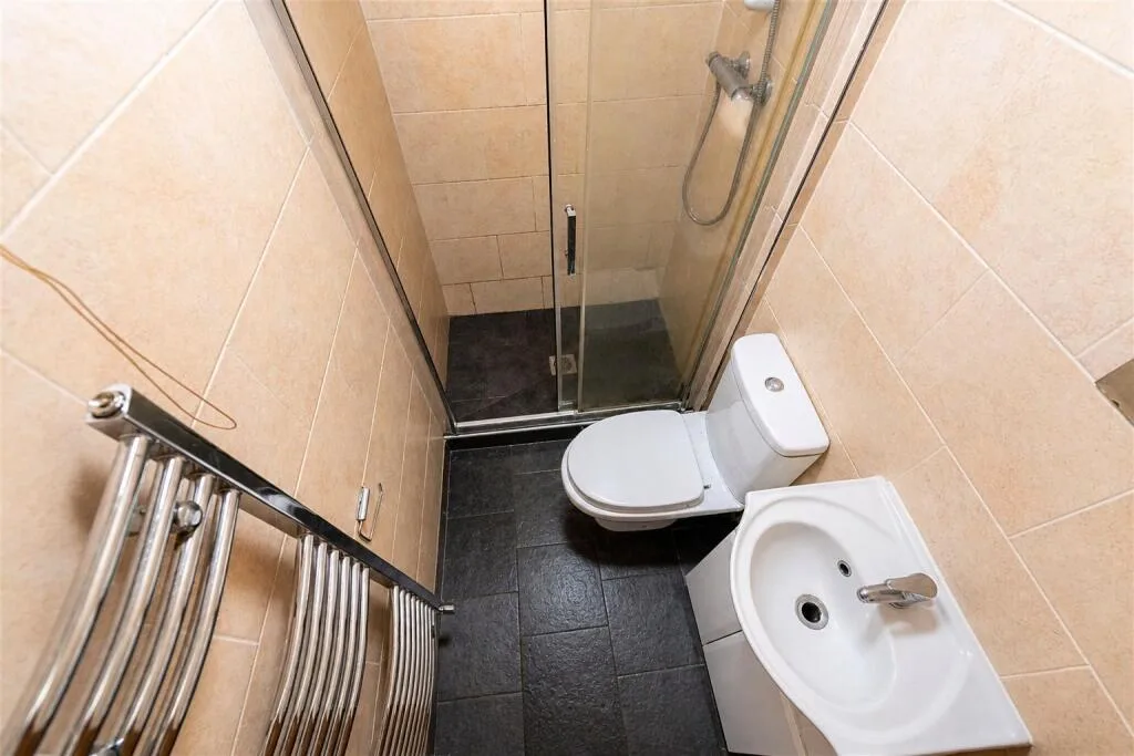 6 bedroom end of terrace house for rent