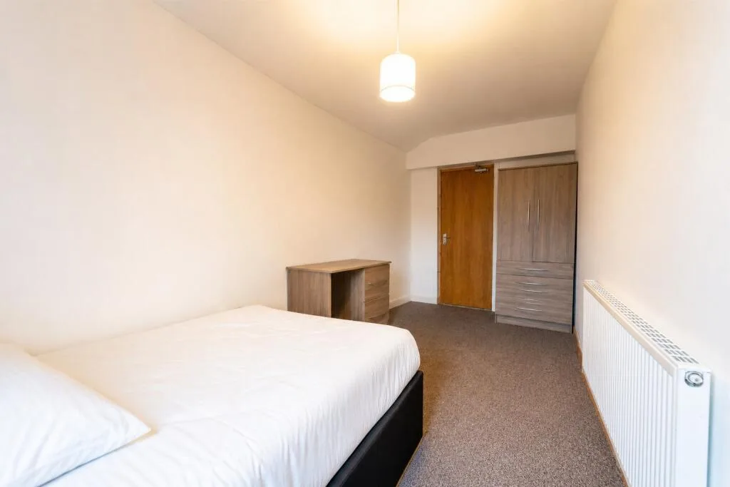 6 bedroom end of terrace house for rent