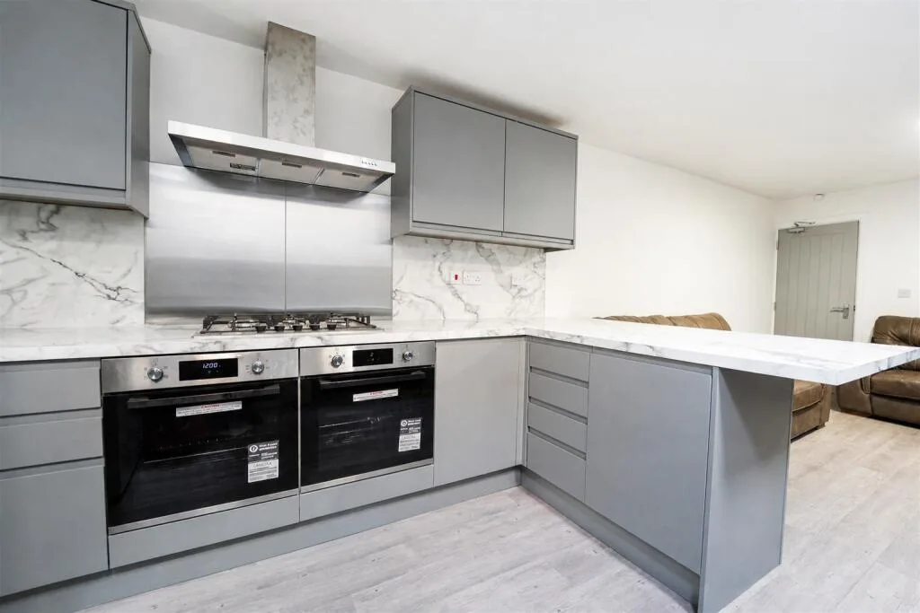 6 bedroom end of terrace house for rent