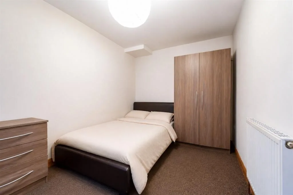 6 bedroom end of terrace house for rent